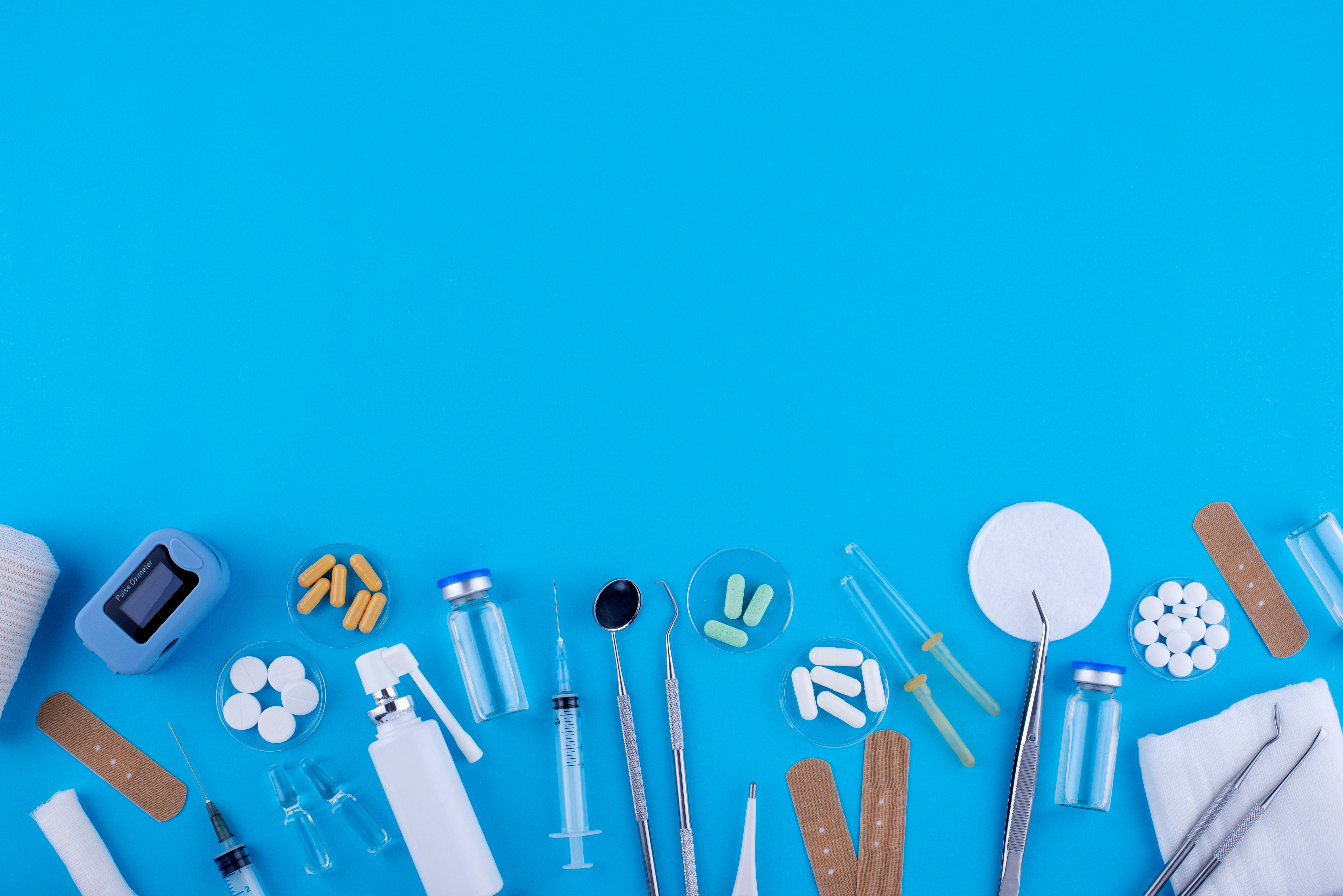 Fondo azul con medicamentos e insumos medicos